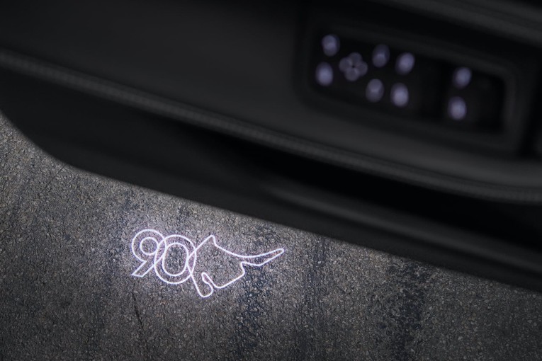 Logo c&oacute; thể được nh&igrave;n thấy tr&ecirc;n nắp đậy của ngăn chứa đồ trong bảng điều khiển trung t&acirc;m, cũng như dưới dạng hiển thị th&ocirc;ng qua đ&egrave;n chiếu logo gắn cửa.