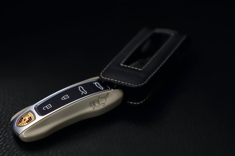 Ch&igrave;a kh&oacute;a phi&ecirc;n bản đặc biệt cũng được sơn theo m&agrave;u ngoại thất của xe v&agrave; c&oacute; h&igrave;nh khắc biểu tượng kỷ niệm 90 năm bằng lazer chất lượng cao.