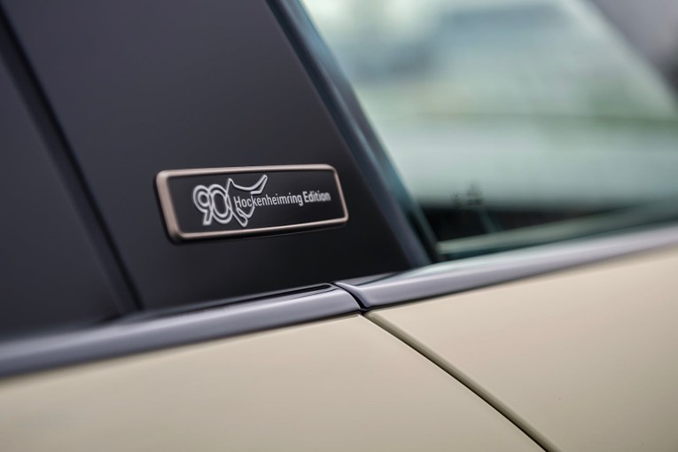 Taycan GTS Hockenheimring Edition sở hữu logo đặc biệt với d&ograve;ng chữ &amp;amp;amp;quot;90 Jahre Hockenheimring&amp;amp;amp;quot; (90 năm th&agrave;nh lập trường đua Hockenheimring) k&egrave;m theo sơ đồ trường đua.