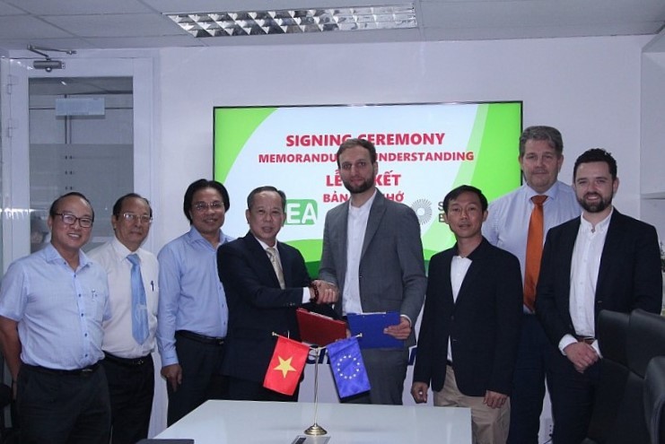 Lễ k&yacute; kết bi&ecirc;n bản ghi nhớ về tăng cường chia sẻ kinh nghiệm hợp t&aacute;c, đầu tư điện mặt trời giữa Hiệp hội Năng lượng sạch Việt Nam v&agrave; Hiệp hội C&ocirc;ng nghiệp Năng lượng Mặt trời Ch&acirc;u &Acirc;u. Nguồn: Bộ C&ocirc;ng thương.