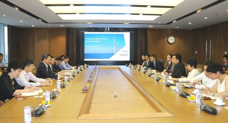 L&atilde;nh đạo Petrovietnam tiếp v&agrave; l&agrave;m việc với đo&agrave;n c&ocirc;ng t&aacute;c của GWEC. Nguồn: Petro Việt Nam.