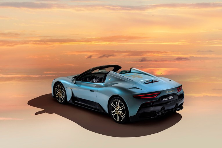 Gi&aacute; khởi điểm tham khảo của Maserati MC20 Cielo chưa r&otilde; nhưng hứa hẹn cao hơn mốc 217.000 USD của MC20 coupe khoảng 15.000 USD.