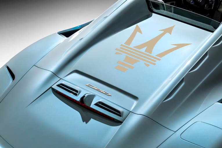 Xe được trang bị lưới tản nhiệt lớn sơn đen, nằm ngay giữa l&agrave; logo h&igrave;nh c&acirc;y đinh ba đặc trưng. Đ&egrave;n xe dạng LED h&igrave;nh tứ gi&aacute;c với thiết kế c&aacute;ch điệu.