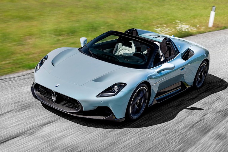 Cơ chế mới cũng khiến trọng lượng xe tăng 65 kg l&ecirc;n 1.540 kg, khiến xe mất th&ecirc;m 0,1 gi&acirc;y để tăng tốc từ 0 l&ecirc;n 100 km/h (2,9 l&ecirc;n tr&ograve;n 3 gi&acirc;y) v&agrave; tốc độ tối đa giảm từ &amp;amp;amp;quot;tr&ecirc;n 325 km/h&amp;amp;amp;quot; c&ograve;n 320 km/h.