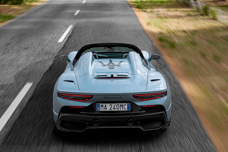 D&ograve;ng MC20 c&oacute; tất cả 3 biến thể l&agrave; coupe, mui trần v&agrave; EV, mỗi mẫu đều c&oacute; khung liền khối sợi carbon kh&ocirc;ng giống nhau. Cụ thể, ch&uacute;ng kh&aacute;c nhau về sự ph&acirc;n bố v&agrave; ph&acirc;n lớp của sợi carbon.