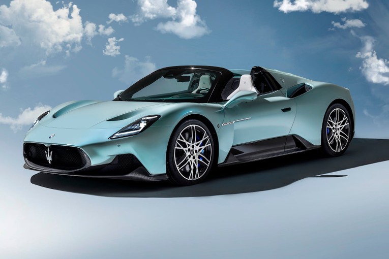 Cửa cắt k&eacute;o hay bộ m&acirc;m hợp kim kiểu chữ X l&agrave; những điểm nhấn kh&aacute;c của si&ecirc;u xe mui trần.