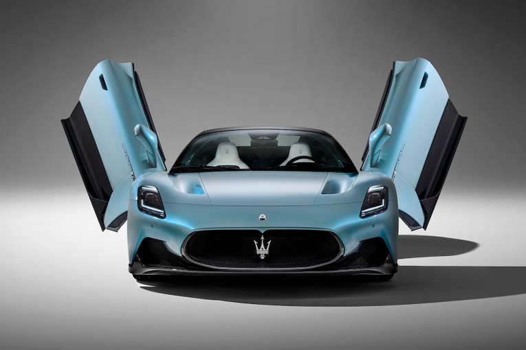 Cơ cấu mở cửa c&aacute;nh bướm vẫn xuất hiện tr&ecirc;n phi&ecirc;n bản mui trần, vốn lần đầu ti&ecirc;n &aacute;p dụng tr&ecirc;n chiếc MC20 phi&ecirc;n bản coup&eacute;.