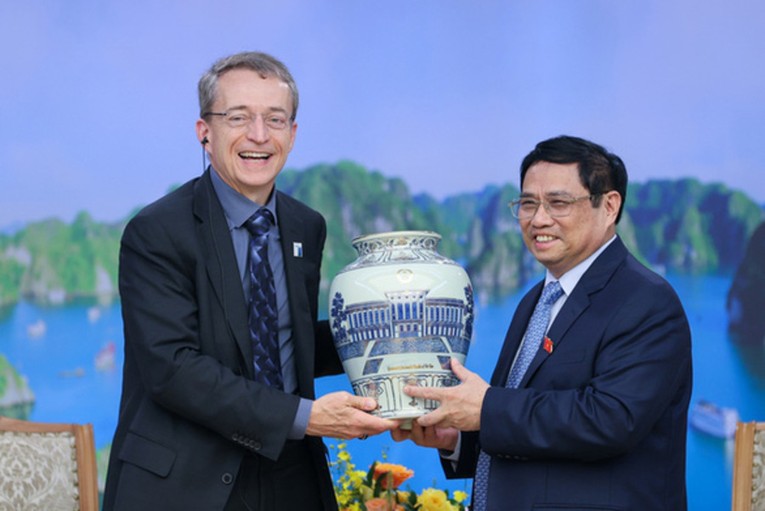 Thủ tướng Phạm Minh Ch&iacute;nh tặng qu&agrave; lưu niệm cho &ocirc;ng Patrick Gelsinger. Ảnh: VGP