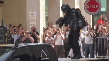 Bay lượn như 'người sắt' với bộ đồ phản lực trị giá 440.000 USD