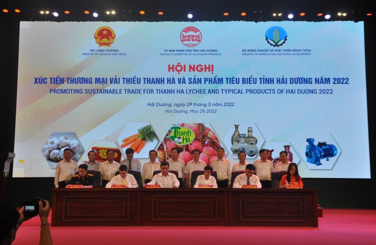 Lễ k&yacute; kết giao thương giữa tỉnh Hải Dương v&agrave; c&aacute;c đối t&aacute;c lớn. Ảnh: Quỳnh Nga.