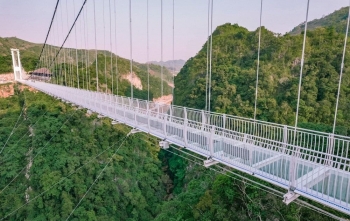 Cầu Bạch Long ở Sơn La được công nhận là cầu kính đi bộ dài nhất thế giới.