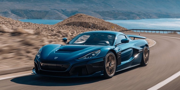 Rimac Nevera: Mang t&ecirc;n một cơn b&atilde;o ở v&ugrave;ng Địa Trung Hải, Nevera thực sự g&acirc;y chấn động khi sở hữu hệ thống gồm 4 m&ocirc;-tơ điện. Đ&acirc;y l&agrave; một trong những mẫu hypercar chạy điện đ&igrave;nh đ&aacute;m nhất tr&ecirc;n thế giới hiện nay v&agrave; chỉ được sản xuất giới hạn 150 chiếc tr&ecirc;n to&agrave;n cầu với gi&aacute; b&aacute;n khởi điểm 2,45 triệu USD.
