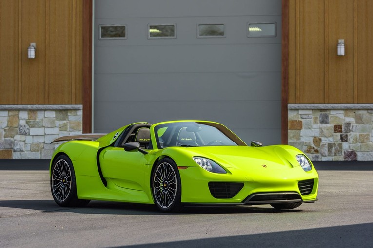 Porsche 918 Spyder: Chiếc xe thể thao hybrid n&agrave;y đ&aacute;nh dấu sự khởi đầu của một kỷ nguy&ecirc;n mới trong c&ocirc;ng nghệ sản xuất si&ecirc;u xe thể thao. Được thiết kế từ đầu với động cơ hybrid mạnh mẽ, 918 Spyder thể hiện sự kết hợp ấn tượng chưa từng c&oacute; giữa hiệu suất (887 m&atilde; lực) v&agrave; sức mạnh của m&ocirc; tơ điện.