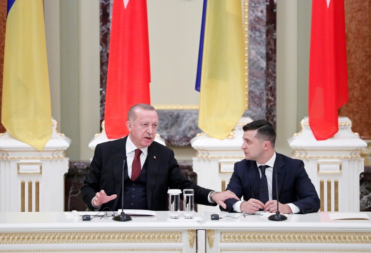 Tổng thống Thổ Nhĩ Kỳ Recep Tayyip Erdogan (tr&aacute;i) v&agrave; Tổng thống Ukraine Volodymyr Zelensky (phải) tại một cuộc họp b&aacute;o chung ở Kiev Ukraine, ng&agrave;y 3/2/2020. Ảnh Reuters