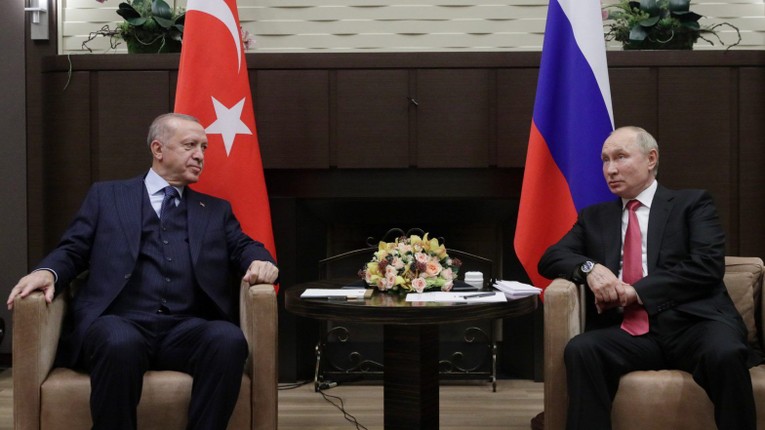 Tổng thống Thổ Nhĩ Kỳ Recep Tayyip Erdogan (tr&aacute;i) v&agrave; Tổng thống Nga Vladimir Putin (phải) tại cuộc gặp ở Sochi, Nga, ng&agrave;y 29/9/2021. Ảnh: AFP