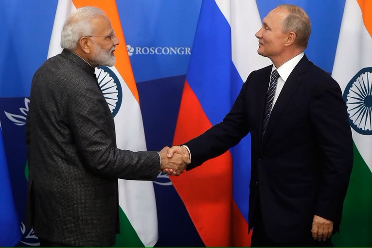Thủ tướng Ấn Độ Narendra Modi v&agrave; Tổng thống Nga Vladimir Putin. Ảnh: AP