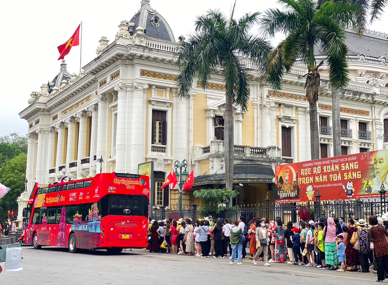 Đ&ocirc;ng đảo người d&acirc;n xếp h&agrave;ng chờ đến lượt trải nghiệm xe bu&yacute;t 2 tầng. Ảnh: H&agrave; Anh.