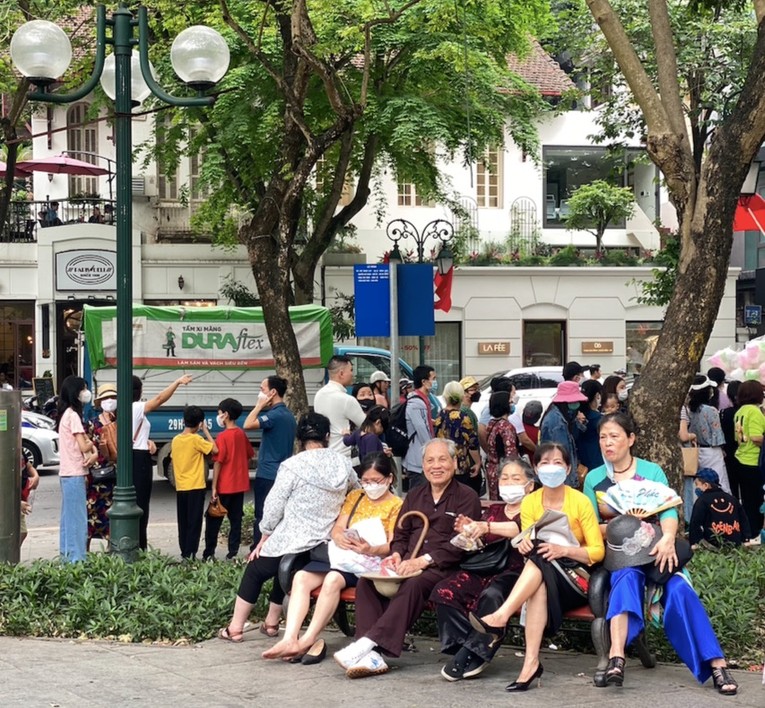 Nhiều du kh&aacute;ch phải chờ từ 1 - 2 tiếng để c&oacute; thể l&ecirc;n xe đi tham quan. Ảnh: H&agrave; Anh.