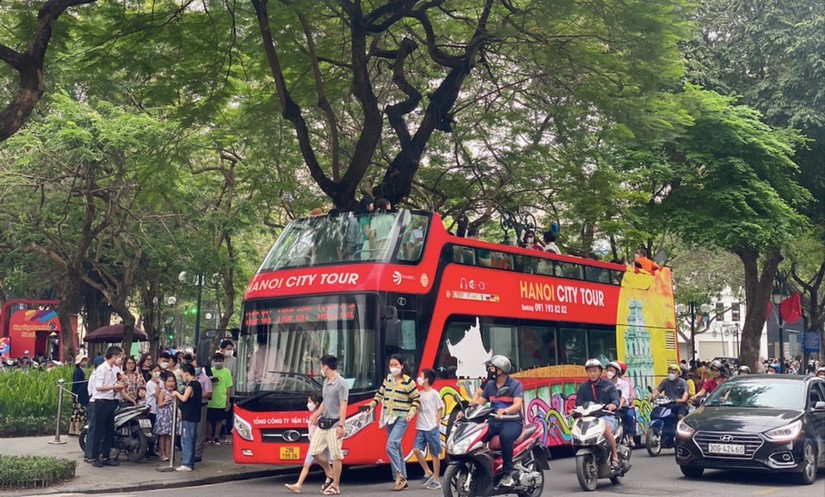 Tuyến xe bu&yacute;t du lịch 2 tầng Ha Noi City tour l&agrave; một trong những điểm nhấn được du kh&aacute;ch trong v&agrave; ngo&agrave;i nước t&igrave;m đến khi gh&eacute; thăm Thủ đ&ocirc;. Ảnh: H&agrave; Anh.