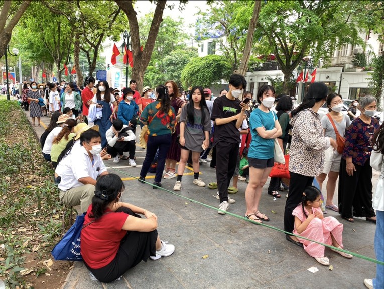 Người d&acirc;n xếp h&agrave;ng d&agrave;i ở khu vực vườn hoa 19 th&aacute;ng 8 gần Nh&agrave; h&aacute;t Lớn H&agrave; Nội. Ảnh: H&agrave; Anh.