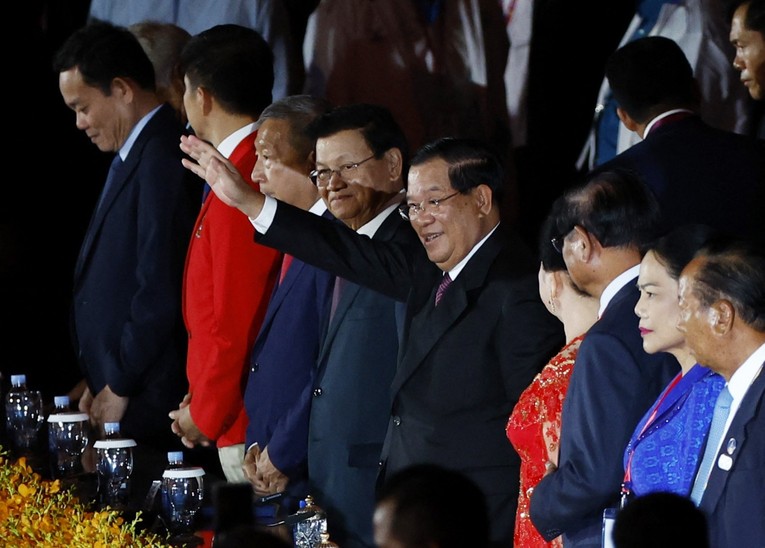 Thủ tướng Campuchia - Hun Sen đến dự lễ khai mạc SEA Games 32. (Ảnh: Reuters)