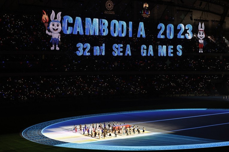 Phần diễu h&agrave;nh của c&aacute;c đo&agrave;n thể thao dự SEA Games 32. (Ảnh: Reuters)