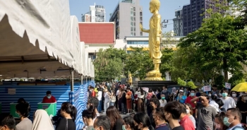 Bất chấp nắng nóng, cử tri Thái Lan xếp hàng bỏ phiếu sớm