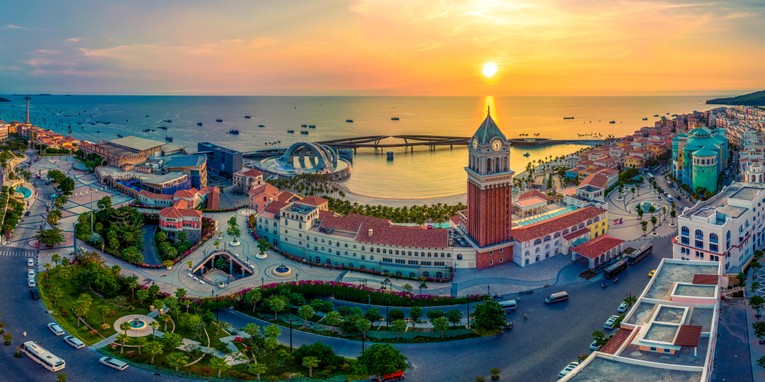 To&agrave;n cảnh Thị trấn Ho&agrave;ng H&ocirc;n. Ảnh: Minh T&uacute;.