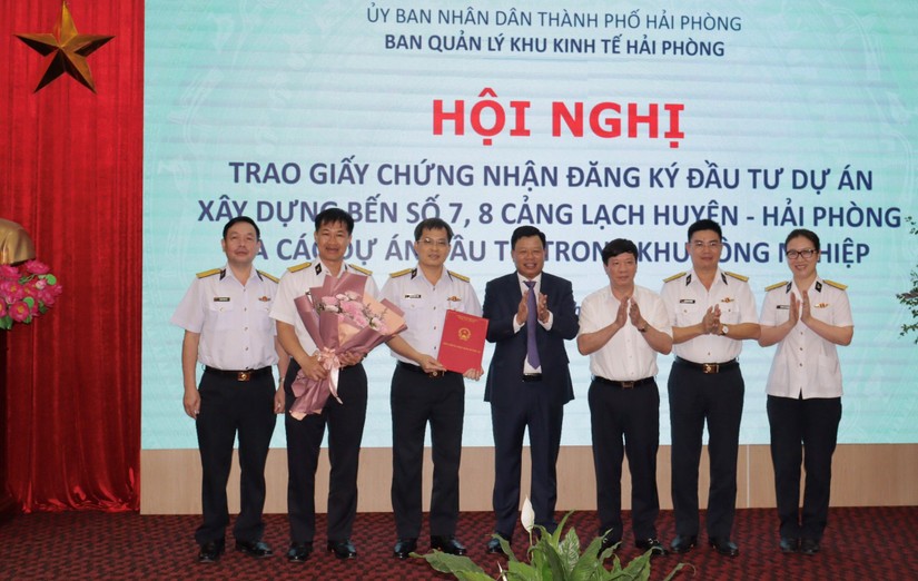 Trưởng Ban Quản l&yacute; Khu kinh tế Hải Ph&ograve;ng L&ecirc; Trung Ki&ecirc;n trao Giấy chứng nhận cho nh&agrave; đầu tư c&aacute;c dự &aacute;n tại Hải Ph&ograve;ng. Ảnh: Haiphong.gov