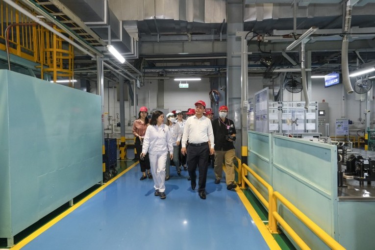 Bộ trưởng Nguyễn Hồng Di&ecirc;n dẫn đầu đo&agrave;n c&ocirc;ng t&aacute;c của Ch&iacute;nh phủ thăm quan nh&agrave; m&aacute;y sản xuất của C&ocirc;ng ty Honda Việt Nam tại tỉnh Vĩnh Ph&uacute;c. Nguồn: Bộ C&ocirc;ng Thương.