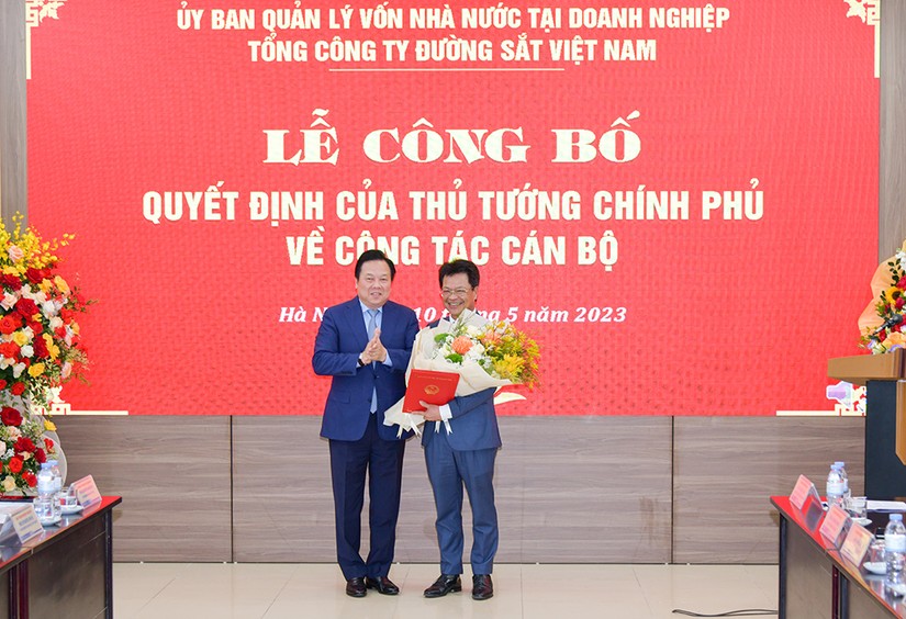 Chủ tịch Ủy ban Quản l&yacute; vốn Nh&agrave; nước tại doanh nghiệp Nguyễn Ho&agrave;ng Anh trao Quyết định số 481/QĐ-TTg của Thủ tướng Ch&iacute;nh phủ bổ nhiệm &ocirc;ng Đặng Sỹ Mạnh, Tổng gi&aacute;m đốc VNR giữ chức Chủ tịch Hội đồng th&agrave;nh vi&ecirc;n VNR. Ảnh: VGP