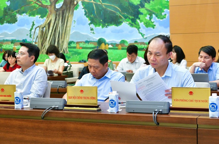 C&aacute;c đại biểu nghi&ecirc;n cứu Luật Đất đai sửa đổi trước khi đưa &yacute; kiến tại phi&ecirc;n họp chiều 11/5. Ảnh: Quochoi