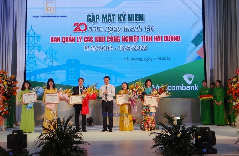 Chủ tịch UBND tỉnh Hải Dương Triệu Thế H&ugrave;ng trao tặng Bằng khen cho c&aacute;c tập thể, c&aacute; nh&acirc;n c&oacute; th&agrave;nh t&iacute;ch, đ&oacute;ng g&oacute;p ti&ecirc;u biểu của Ban Quản l&yacute; c&aacute;c khu c&ocirc;ng nghiệp tỉnh Hải Dương.