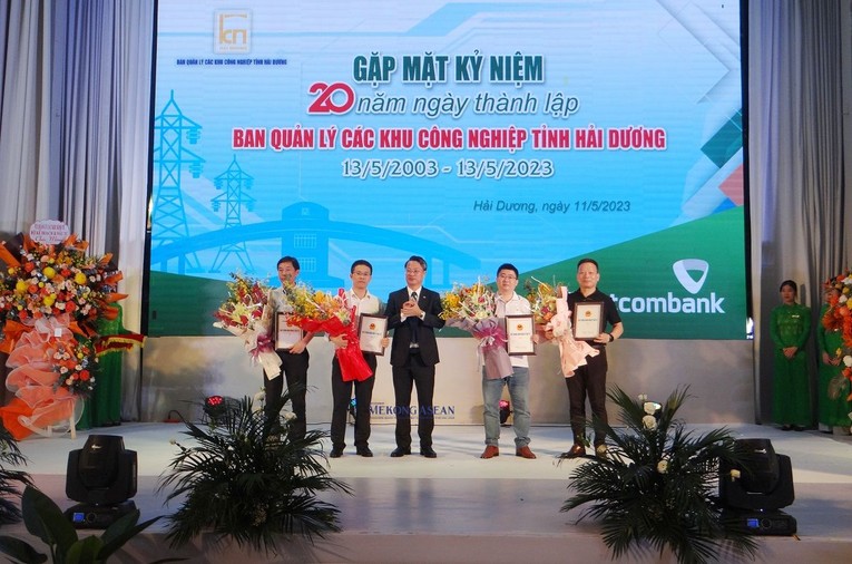 Trưởng Ban Quản l&yacute; c&aacute;c khu c&ocirc;ng nghiệp tỉnh Hải Dương Nguyễn Trung Ki&ecirc;n trao Giấy chứng nhận đăng k&yacute; đầu tư cho 4 doanh nghiệp đầu tư trong Khu c&ocirc;ng nghiệp Cẩm Điền - Lương Điền (huyện Cẩm Gi&agrave;ng).