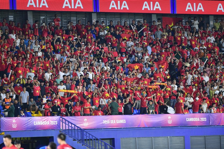 C&aacute;c cổ động vi&ecirc;n Việt Nam tr&ecirc;n s&acirc;n vận động Campuchia.