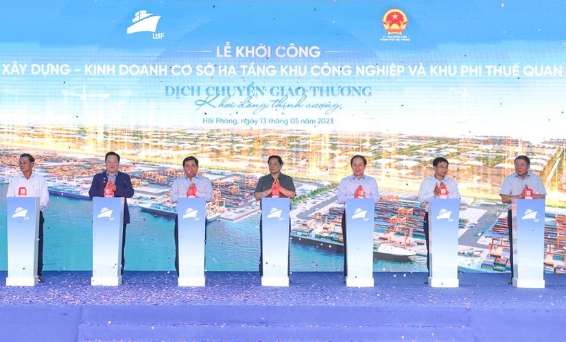 Thủ tướng c&ugrave;ng c&aacute;c đại biểu thực hiện nghi thức khởi c&ocirc;ng dự &aacute;n đầu tư x&acirc;y dựng v&agrave; kinh doanh cơ sở hạ tầng Khu c&ocirc;ng nghiệp v&agrave; Khu phi thuế quan Xu&acirc;n Cầu. Ảnh: VGP