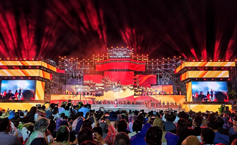 Lễ hội Hoa phượng đỏ - Hải Ph&ograve;ng 2023 thu h&uacute;t đ&ocirc;ng đảo người d&acirc;n tham dự. Ảnh: Haiphong.gov