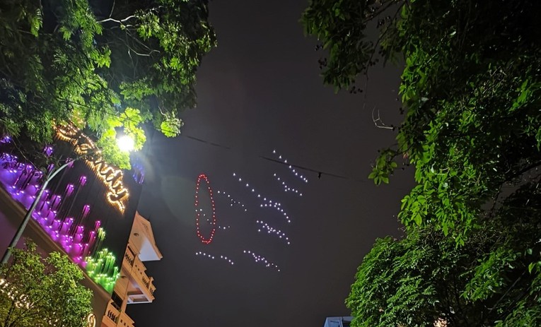 C&aacute;c m&aacute;y bay kh&ocirc;ng người l&aacute;i tạo hiệu ứng đ&agrave;n chim hải &acirc;u tr&ecirc;n bầu trời th&agrave;nh phố Hải Ph&ograve;ng. Ảnh: Haiphong.gov