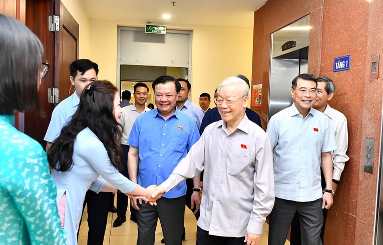 Tổng B&iacute; thư Nguyễn Ph&uacute; Trọng tiếp x&uacute;c cử tri H&agrave; Nội. Ảnh: Nh&acirc;n d&acirc;n