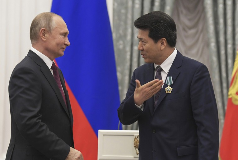 Tổng thống Nga Vladimir Putin c&ugrave;ng &ocirc;ng Li Hui tại Điện Kremlin năm 2019. Ảnh: AP