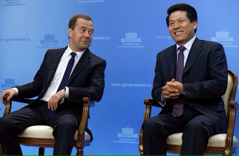 Thủ tướng Nga Dmitry Medvedev ngồi c&ugrave;ng &ocirc;ng Li Hui, l&uacute;c bấy giờ l&agrave; Đại sứ Trung Quốc tại Nga, trong một hội nghị truyền h&igrave;nh li&ecirc;n quan tới đường ống dẫn kh&iacute; đốt Power of Siberia tại Moscow ng&agrave;y 29/6/2015. Ảnh: RIA Novosti
