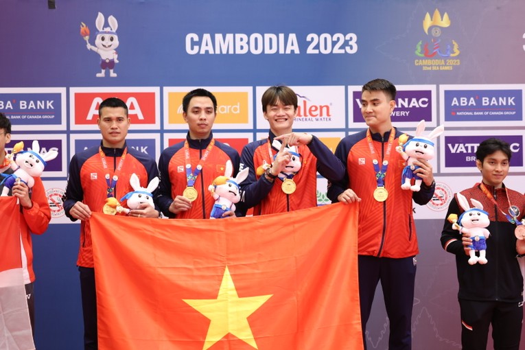 Đội đấu kiếm nam mở h&agrave;ng huy chương trong ng&agrave;y thi đấu 15/5 tại SEA Games 32.