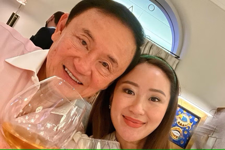 B&agrave; Paetongtarn Shinawatra c&ugrave;ng cha m&igrave;nh l&agrave; cựu Thủ tướng Th&aacute;i Lan Thaksin Shinawatra. Ảnh: Paetongtarn Shinawatra