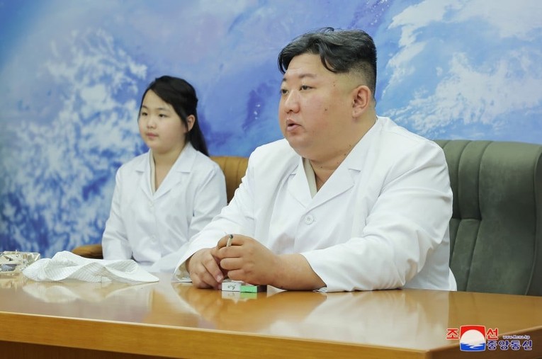 &Ocirc;ng Kim Jong-un v&agrave; con g&aacute;i. Ảnh: KCNA