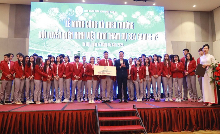 Tập đo&agrave;n THACO trao tặng 200 triệu đồng cho c&aacute;c vận động vi&ecirc;n đội tuyển điền kinh Việt Nam tham dự SEA Games 32.
