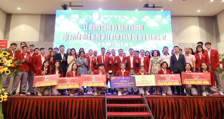 C&aacute;c vận động vi&ecirc;n đội tuyển Điền kinh Việt Nam tham dự SEA Games 32 tại Lễ mừng c&ocirc;ng v&agrave; khen thưởng được tổ chức ng&agrave;y 17/5 tại H&agrave; Nội.