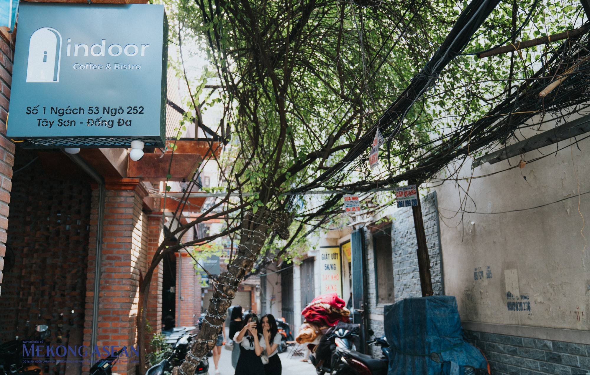 Với mức gi&aacute; dễ chịu dao động từ 30.000 đồng đến 60.000 đồng . H&agrave; nội Indoor Caf&eacute; &amp;amp;amp;amp; Bistro l&agrave; một nơi tr&aacute;nh n&oacute;ng v&ocirc; c&ugrave;ng hiệu quả v&agrave; tiết kiệm l&agrave; học tập v&agrave; l&agrave;m việc tại qu&aacute;n cafe - nơi m&agrave; l&uacute;c n&agrave;o wifi cũng &amp;amp;amp;quot;căng đ&eacute;t&amp;amp;amp;quot; v&agrave; kh&ocirc;ng gian v&ocirc; c&ugrave;ng m&aacute;t mẻ.