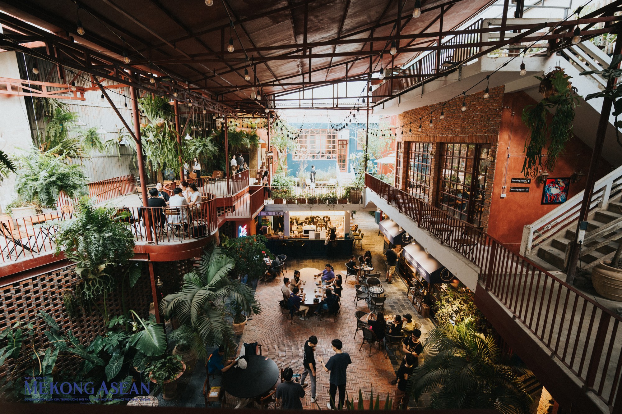 Với mong muốn tạo ra một nơi vui vẻ với những c&acirc;u chuyện b&ecirc;n bạn b&egrave;, bỏ lại toan t&iacute;nh đời thường. H&agrave; Nội Indoor Caf&eacute; &amp;amp;amp;amp; Bistro l&agrave; nơi chỉ c&ograve;n tiếng lật giở của những trang s&aacute;ch, tạm g&aacute;c những x&ocirc; bồ b&ecirc;n ngo&agrave;i.