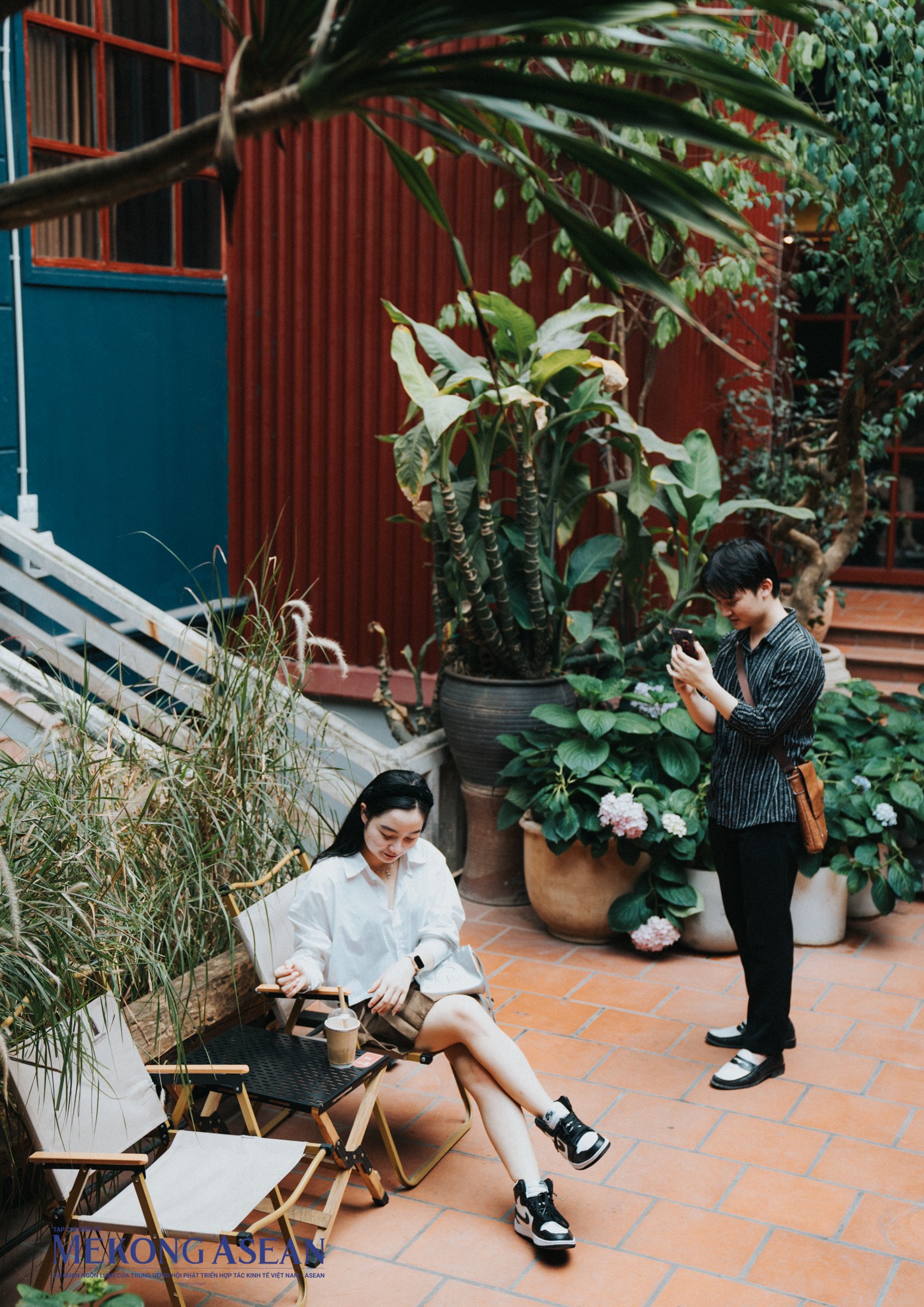 Kh&ocirc;ng kh&iacute; tho&aacute;ng đ&atilde;ng trong l&agrave;nh như đang ở ngo&agrave;i trời nhờ thiết kế tận dụng triệt để &aacute;nh s&aacute;ng v&agrave; c&acirc;y xanh tạo n&ecirc;n một kh&ocirc;ng gian mới lạ để chụp ảnh.