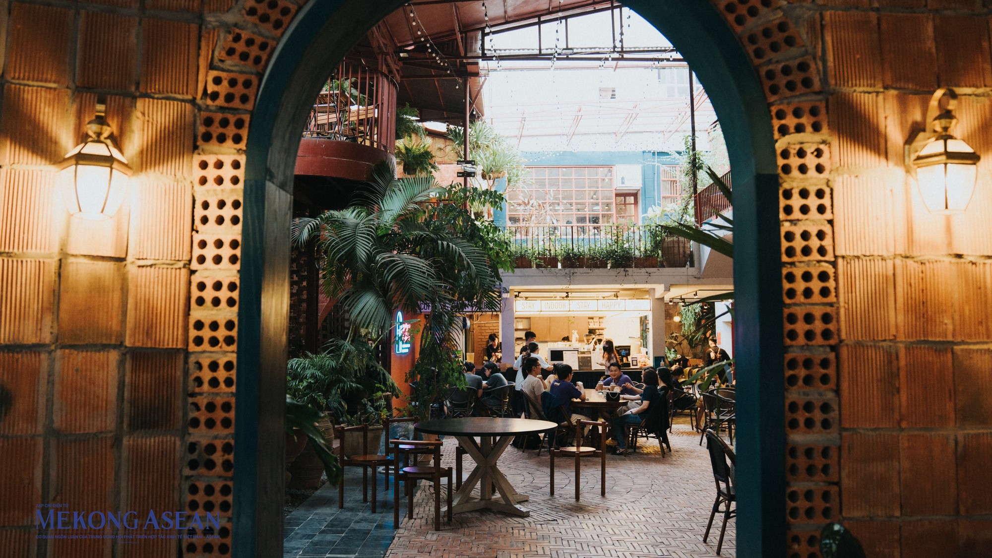 Chỉ bằng c&aacute;i đẩy cửa, một kh&ocirc;ng gian rộng r&atilde;i tho&aacute;ng đ&atilde;ng, điểm xuyết những chi tiết trang tr&iacute; ấn tượng đan xen giữa cổ điển v&agrave; hiện đại mở ra.